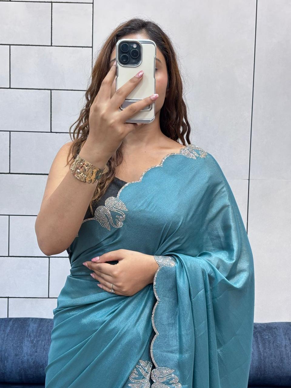 š ROYAL LOVING ā SWAN DIAMOND CUT-WORK