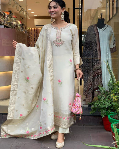 “Gulabi Nazakat” – Elegant Shimmer Jacquard Kurta Set