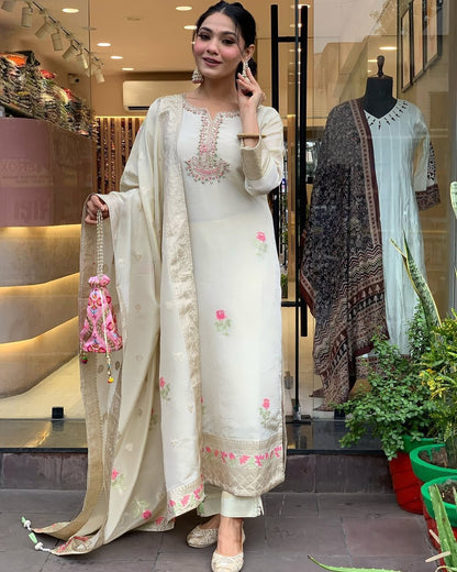 “Gulabi Nazakat” – Elegant Shimmer Jacquard Kurta Set