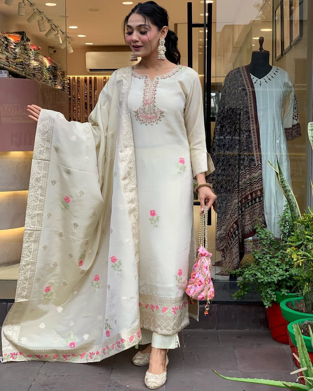 “Gulabi Nazakat” – Elegant Shimmer Jacquard Kurta Set