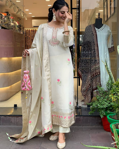 “Gulabi Nazakat” – Elegant Shimmer Jacquard Kurta Set