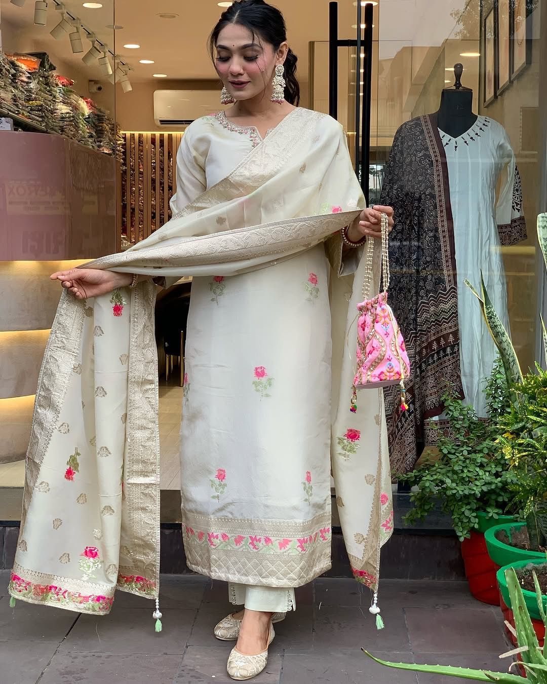 “Gulabi Nazakat” – Elegant Shimmer Jacquard Kurta Set