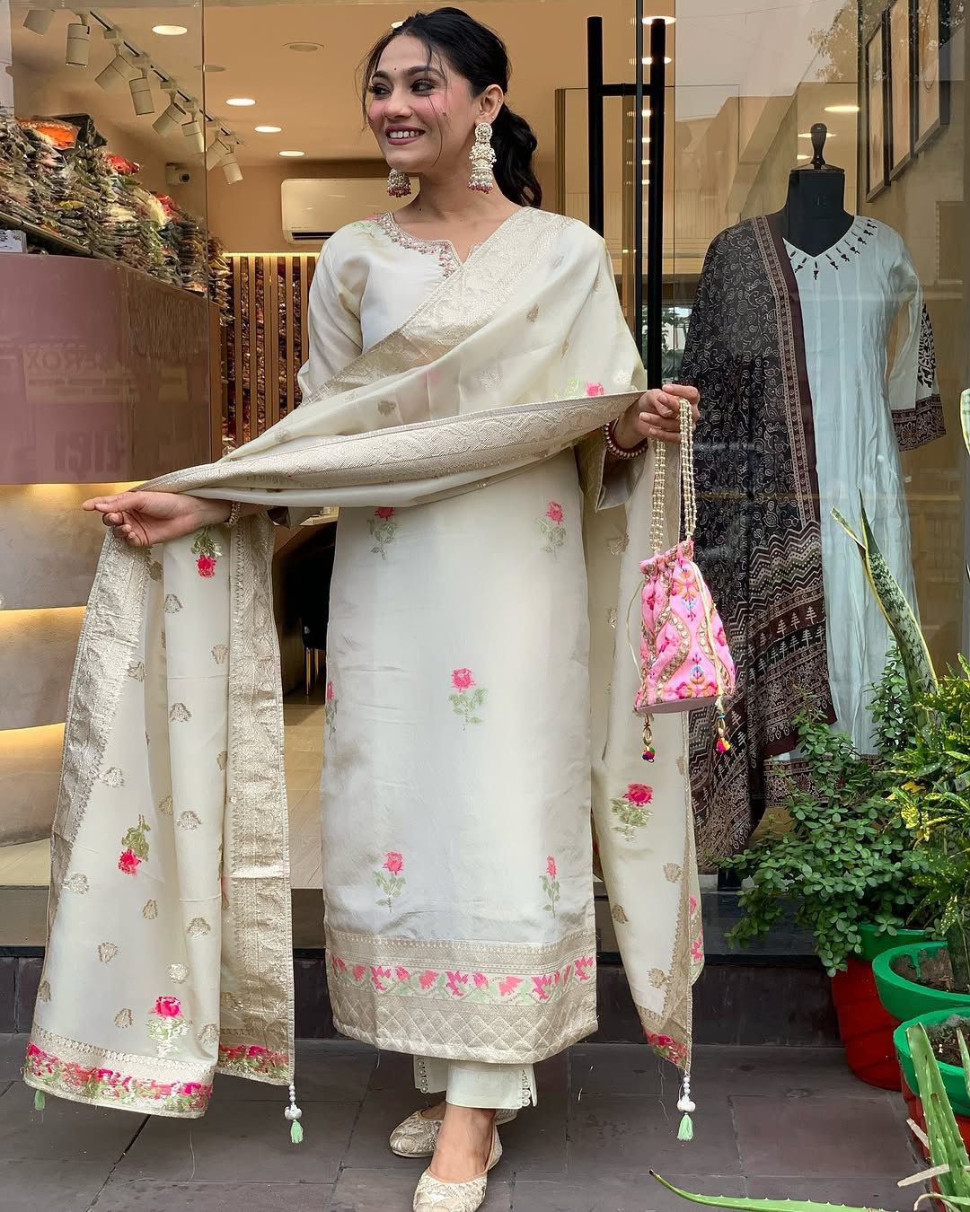 “Gulabi Nazakat” – Elegant Shimmer Jacquard Kurta Set