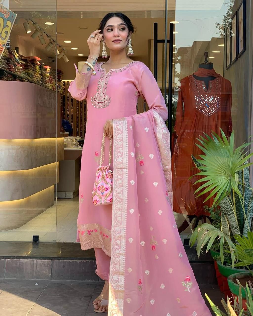 “Gulabi Nazakat” – Elegant Shimmer Jacquard Kurta Set