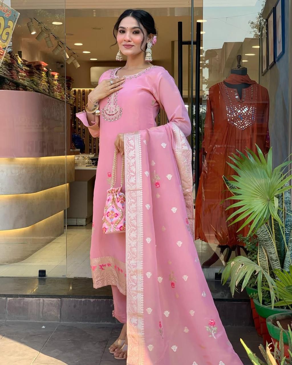 “Gulabi Nazakat” – Elegant Shimmer Jacquard Kurta Set