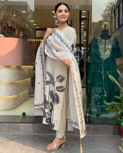 Noor-e-Ivory” – Premium Partywear 3-Piece Set